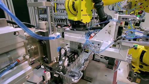 多机器人发动机罩装配系统