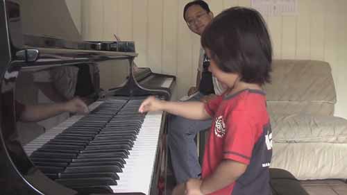 如何教幼儿园的小朋友弹钢琴