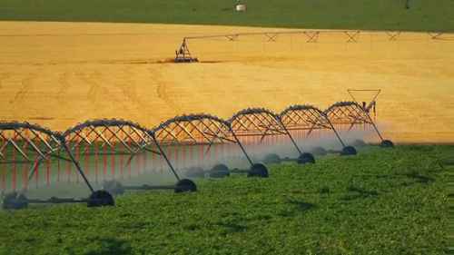 中心旋转灌溉系统生产企业：美国林赛集团